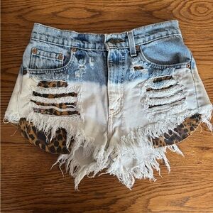 ❌SOLD❌VINTAGE Levi’s Shorts Ripped & Dipped Cut-offs Peekaboo Animal Print